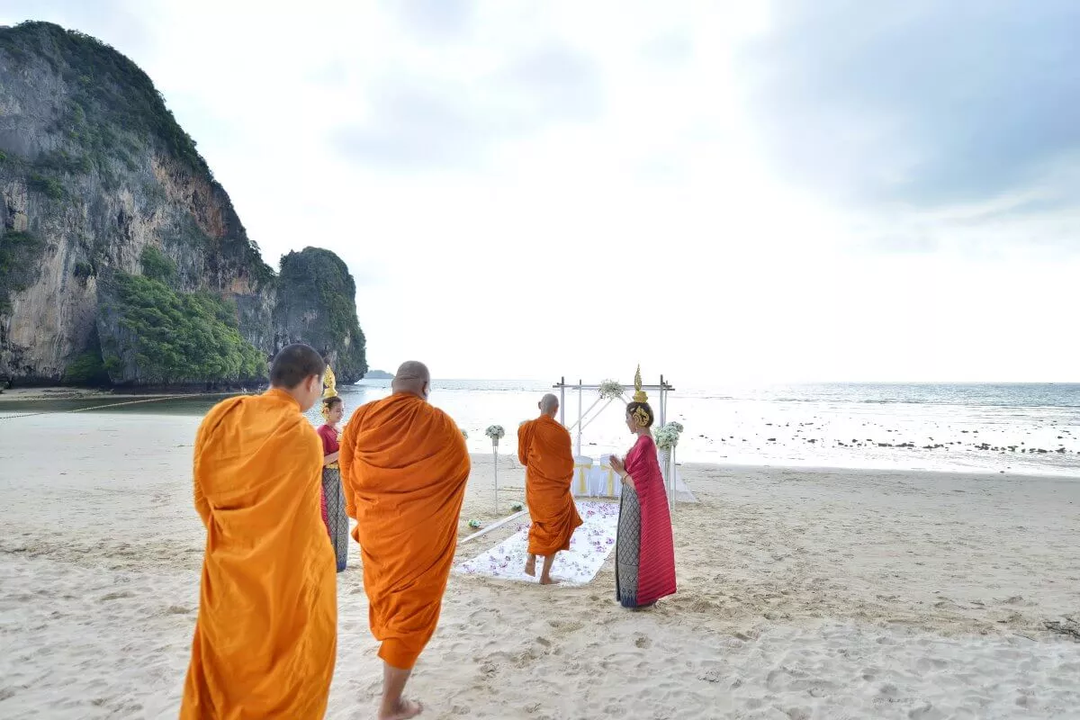 Railay-Bay萊雷海灘泰式婚禮進場